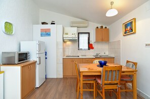 Kühlschrank, Mikrowelle, Herdplatte, Wasserkocher mit Kaffee-/Teezubehör