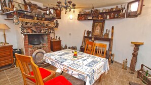 Een klassieke kamer met een open haard, houten meubels en diverse decoratieve objecten.