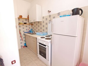 Réfrigérateur, four, plaque de cuisson, cafetiÚre/bouilloire