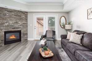 Una televisión, una chimenea