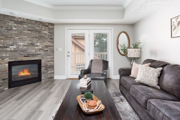 TV, fireplace - New Condo/Next To Dollywood/Prime Location (Pigeon Forge)