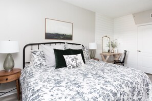 1 dormitorio, tabla de planchar con plancha, wifi y ropa de cama