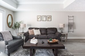 Una televisión, una chimenea