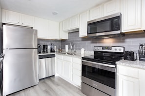 Microwave, dishwasher, coffee/tea maker, cookware/dishes/utensils - New Condo/Next To Dollywood/Prime Location (Pigeon Forge)