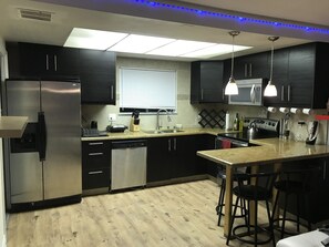 Mikrowelle, Geschirrspüler, Wasserkocher mit Kaffee-/Teezubehör, Toaster