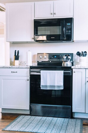 Kjøleskap, mikrobølgeovn, ovn og kokeplater