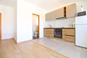 Køleskab, mikrobølgeovn, ovn, kogeplade