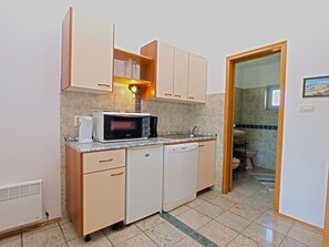 Refrigerador, microondas, placa de cocina, lavavajillas