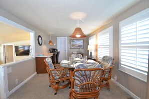 Dining - Bay Cottage - 940 sq Ft!  Luxury for Your Stay  - 30 Day Rental - 55+ Community (Bradenton)