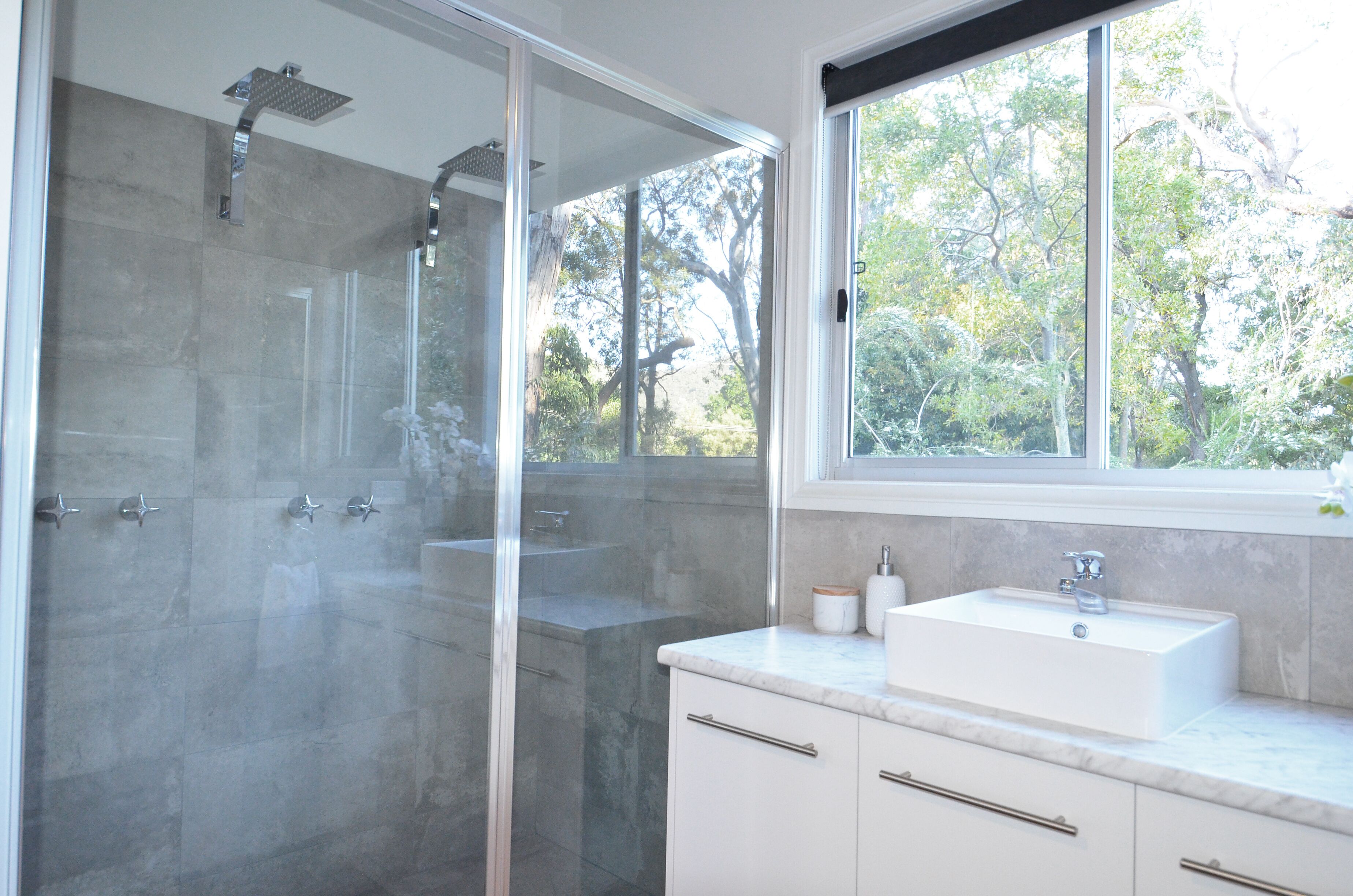 Een douche, een bubbelbad, een haardroger, handdoeken