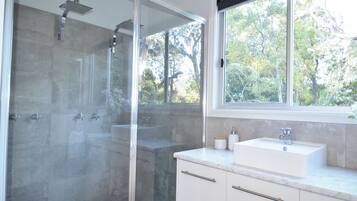 Een douche, een bubbelbad, een haardroger, handdoeken