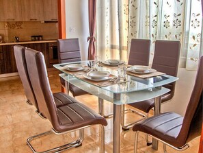 Dining - Apartment 807/1885 (Istria - Kanfanar), 17000m from the beach (Kanfanar)