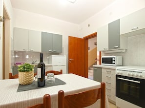 Refrigerador, horno, placa de cocina, cafetera/tetera