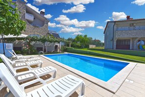 A swimming pool with lounge chairs, a stone building, and a clear blue sky. - Apartment 810/1893 (Istria - Medulin), 600m from the beach (Medulin)