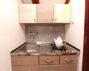 Refrigerador, placa de cocina, cafetera/tetera, utensilios de cocina