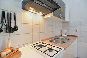 Refrigerador, placa de cocina, cafetera/tetera, utensilios de cocina