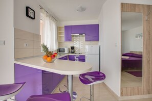 Frigorifero, microonde, forno, piano cottura