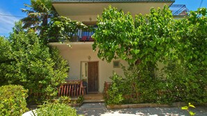 Un bâtiment à deux étages doté d’un balcon et d’une porte.