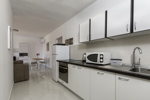 Refrigerador, horno, placa de cocina, utensilios de cocina