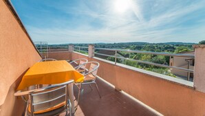 A balcony with a table and chairs, overlooking a scenic landscape. - Apartment 821/1924 (Istria - Pula), 2800m from the beach (Pula)