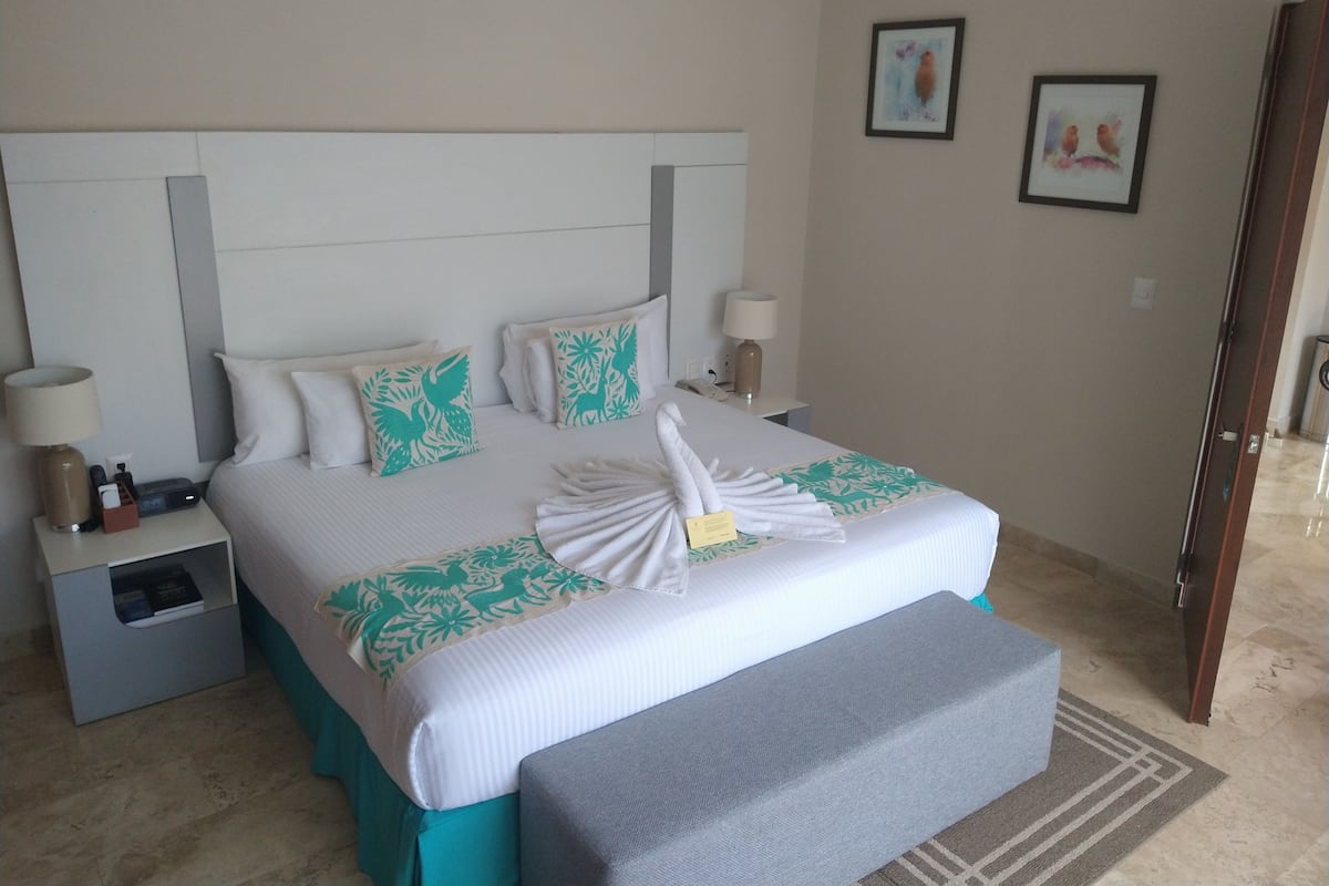 Pool View Suite | Premium bedding, down comforters, Tempur-Pedic beds, minibar