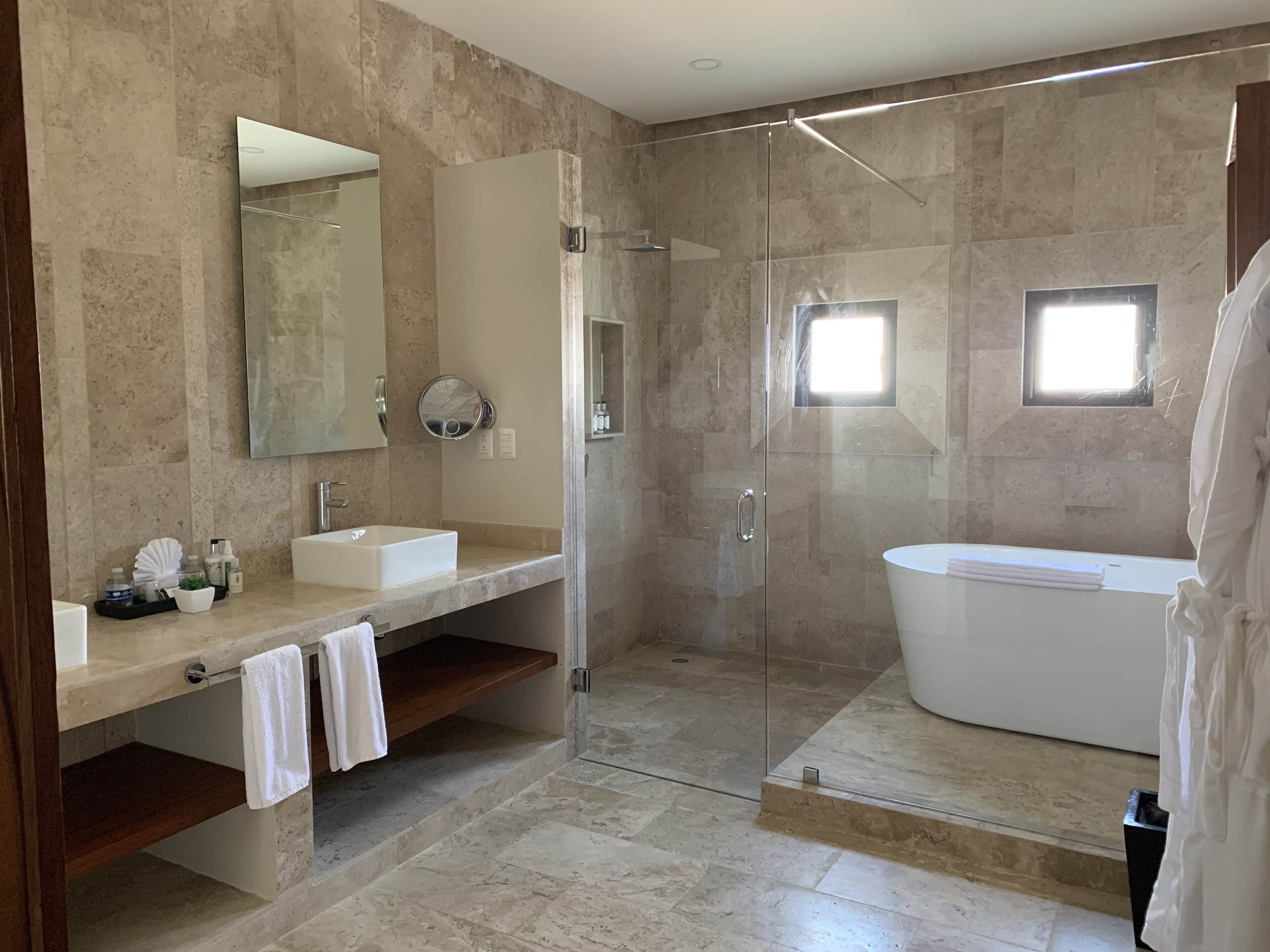 Pool View Suite | Baño | Regadera tipo lluvia, secadora de cabello, batas, toallas 