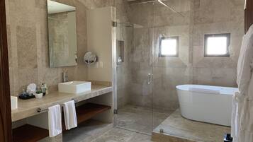 Pool View Suite | Baño | Regadera tipo lluvia, secadora de cabello, batas, toallas