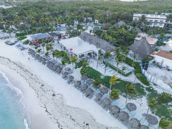 Privéstrand vlakbij, wit zand