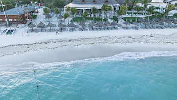 Playa privada en los alrededores y playa de arena blanca