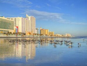 En la playa, camastros y toallas de playa