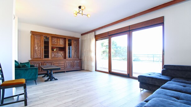 A spacious living area with a wooden cabinet, a green sofa, a blue sofa, and a dining table with chairs. - Apartment 826/1935 (Istria - Pula), 75m from the beach (Pula)