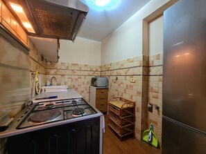 Kylskåp, mikrovågsugn, ugn och spishäll