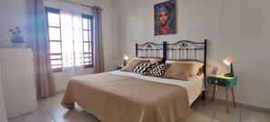 1 slaapkamer, een strijkplank/strijkijzer, gratis wifi, beddengoed