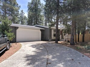 Exterior - Cozy Home in the Pines *NEW LISTING* (Flagstaff)