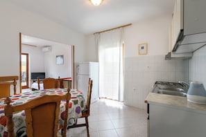 Réfrigérateur, four, plaque de cuisson, cafetière/bouilloire