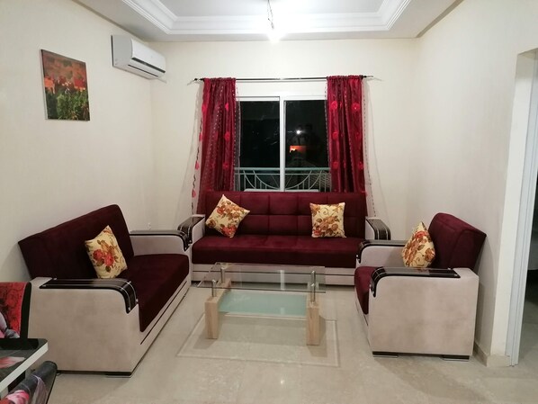 Apartment | Wohnzimmer | 32-Zoll-LCD-Fernseher mit Digitalempfang, Fernseher