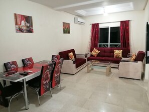 شقة | غرفة المعيشة | تلفزيون إل سي دي بحجم 32-بوصة يعرض قنوات تلفزيونية رقمية، تلفزيون