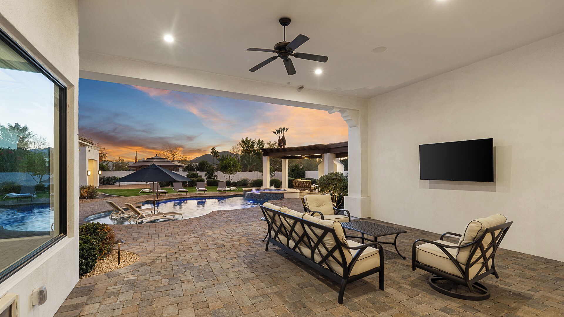 Utomhuspool och uppvärmd pool