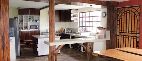 Traditional Room | Private kitchen | Fridge, microwave, oven, coffee/tea maker