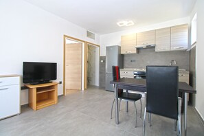 Fridge, oven, stovetop, coffee/tea maker