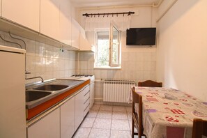 Fridge, stovetop, coffee/tea maker, cookware/dishes/utensils