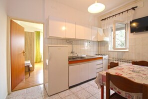 Refrigerador, placa de cocina, cafetera/tetera, utensilios de cocina