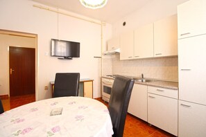 Fridge, oven, stovetop, coffee/tea maker - Apartment 847/2003 (Istria - Pula), 800m from the beach (Pula)