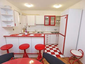 Fridge, oven, stovetop, coffee/tea maker