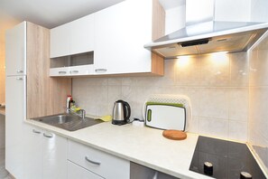 Jääkaappi, uuni, liesi, kahvin-/teenkeitin