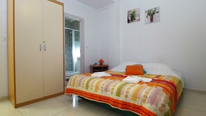 A bedroom with a bed, a wardrobe, a nightstand, and a window. - Apartment 898/2090 (Istria - Pula), 1500m from the beach (Pula)