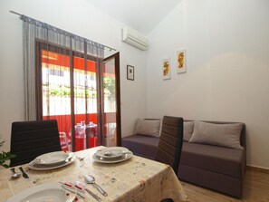 Dining - Apartment 898/2091 (Istria - Pula), 1500m from the beach (Pula)