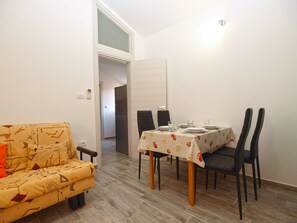 Dining - Apartment 898/2092 (Istria - Pula), 1500m from the beach (Pula)