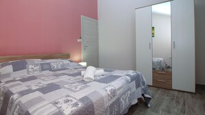 Une chambre à coucher avec un lit, une armoire et une porte.