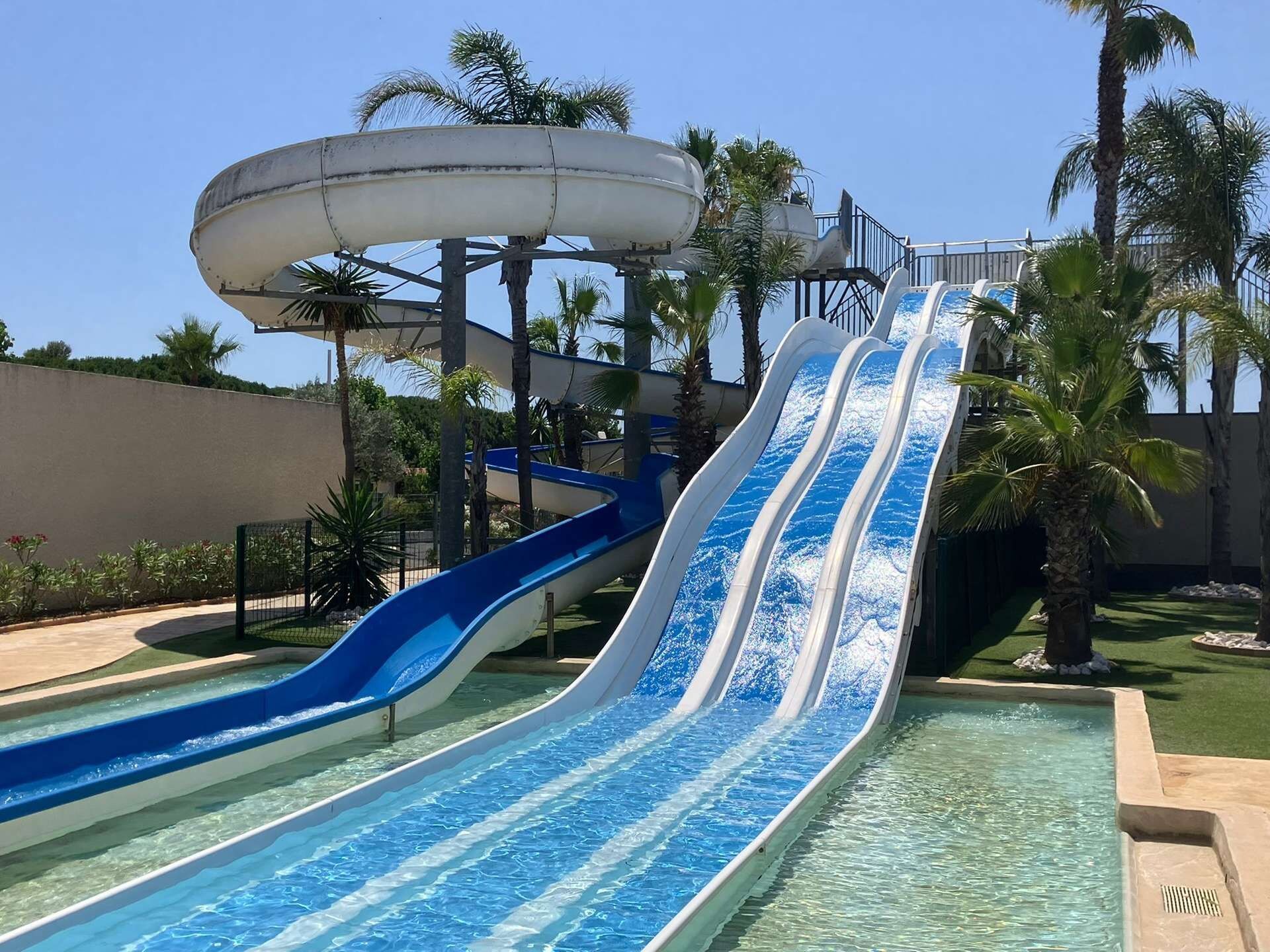 Ein Wasserpark mit mehreren Rutschen und einem Wellenbecken.